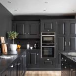 czarna kuchnia z ciemnymi ścianami