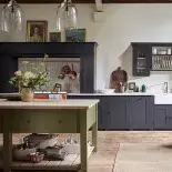 czarna kuchnia z wyspą