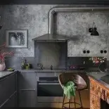 czarna kuchnia w stylu eklektycznym