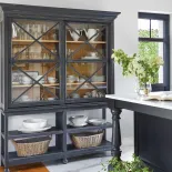 czarna kuchnia w stylu nowoczesnej klasyki