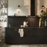 czarna kuchnia w lofcie