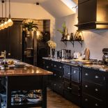 czarna kuchnia z wyspą