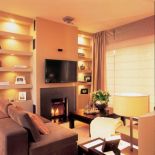 Czarna, lśniąca tafla ekranu dobrze wygląda nad kominkiem.