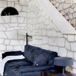 Czarna sofa z hiszpańskiej firmy Perobell.