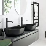 Czarna ceramika i baterie łazienkowe