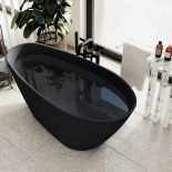 czarna wanna w łazience