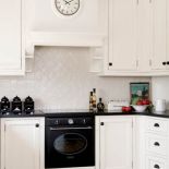 Czarne blaty są zrobione z granitu Absoluto Nero .