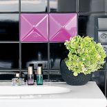 Czarne kafelki - gdzieniegdzie przełamane dwoma kostkami w kolorze fuksji.