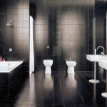 Czarne płytki sprawdzą się tylko w dużych łazienkach. ZUCHETTI