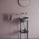 łazienka z czarnymi dodatkami