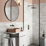 kabina prysznicowa z czarnymi profilami