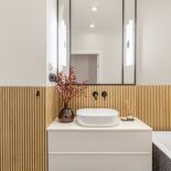 drewno i czerń w łazience