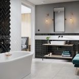 czarne płytki na ścianie w łazience