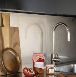 czarne szafki kuchenne ze stalowym blatem