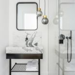 czarno biała łazienka ze złotymi dodatkami