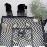 Czarno-biała mozaika z manufaktury właścicieli domu.