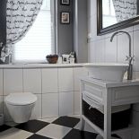 Skandynawski dom w czarno-białą szachownicę