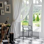 Czarno-biała szachownica i chłodne szarości stylu skandynawskiego - co wynika z takiego połączenia we wnętrzach?