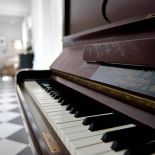 Skandynawski dom w czarno-białą szachownicę