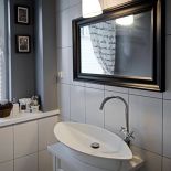 Czarno-biała szachownica i chłodne szarości stylu skandynawskiego - co wynika z takiego połączenia we wnętrzach?