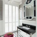 Ten świąteczny dom na co dzień jest biały i stonowany. Jednak, gdy nadchodzi Gwiazdka stroi się i nabiera kolorów.