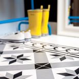 Czarno-białe kafle na podłodze dodają wnętrzu elegancji.