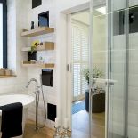 Czarno-białe płytki z Tubądzina (London Picadilly by Zień), wanna z Sanplast, baterie Ritmonio i polskie lampy od Aquaform.