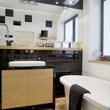 Czarno-białe płytki z Tubądzina (London Picadilly by Zień), wanna z Sanplast, baterie Ritmonio i polskie lampy od Aquaform.