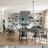 Salon prosty, ale elegancki. Symetryczne ustawienia mebli.