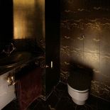 Czarno-złota toaleta jest jedną z niespodzianek w moim mieszkaniu. To taka prywatna otchłań- twierdzi Marzena.