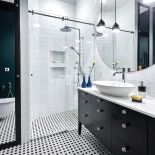 Balkon, piec i obraz urządziły całe mieszkanie w warszawskiej kamienicy