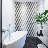 czarno białe płytki w łazience