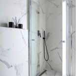 czarno-biała łazienka z prysznicem