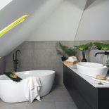 czarno-biała łazienka z wanną