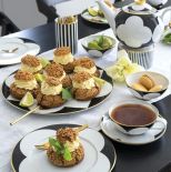 czarno-biała zastawa stołowa