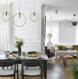 czarno-biały salon z jadalnią