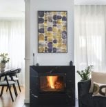 czarno-biały salon z kominkiem