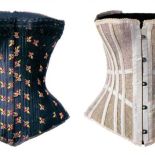 Czarny, jedwabny gorset z haftowanymi kwiatuszkami, na metalowych fiszbinach, 1890 r., Anglia. Biały, bawełniany