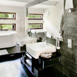 Czarny kamień na podłodze w łazience to łupek bazaltowy.