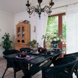 Czarny sół i wiklinowe fotele w jadalni to oryginalny pomysł. Jednak wśrod jasnych mebli i białych ścian nie wyglądają