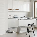 Czarny stołek barowy z Magis. Nowoczesny apartament w beżach i błękitach