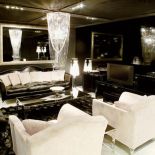 Czerń i biel. Club Room z charakterystycznymi lampami.