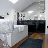 Czerń i motocykl na Alternatywie 4. Męski apartament