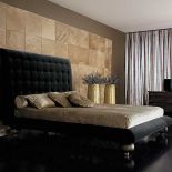 Czerń i złoto to ekstrawaganckie połączenie, zwłaszcza we wnętrzu. Łóżko znanej włoskiej firmy EGO.