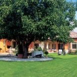 Czerwona dachówka z Prowansji i ściany pomalowane naturalną ochrą, która pięknie mieni się w słońcu.