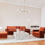 Pomarańczowa sofa i fotele w salonie