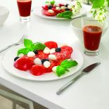 Czerwone akcenty, również na talerzu.