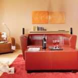 Czerwone meble dobrze komponują się z ciepłymi odcieniami ścian.