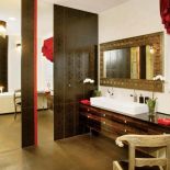 Czerwony dekor miał rozjaśnić ciemne płytki. Lustro i krzesło Katarzyna wypatrzyła w Farmie Kolonialnej.