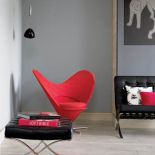 Salon minimalistyczny: szare ściany, kolorowe dodatki, jasny stół i duże balkonowe okna powodują, że 44-metrowe mieszkanie wcale nie wydaje się takie małe.